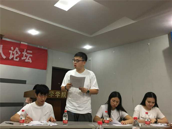 辩论现场:我院四位代表.jpg